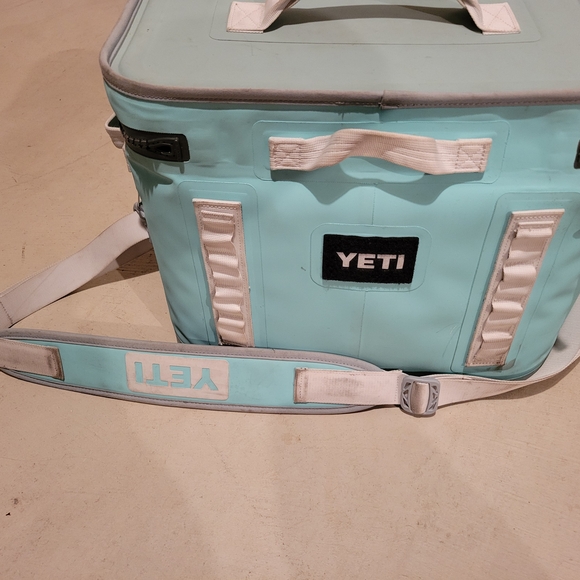 YETI Soft Cooler in Aquifer Blue 18 - Picture 3 of 6